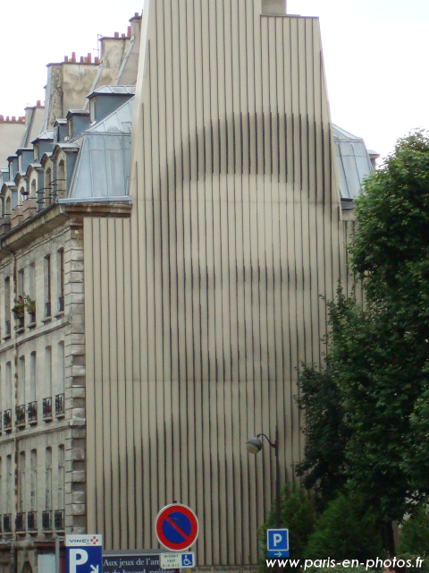 Un portrait en filigrane sur un immeuble