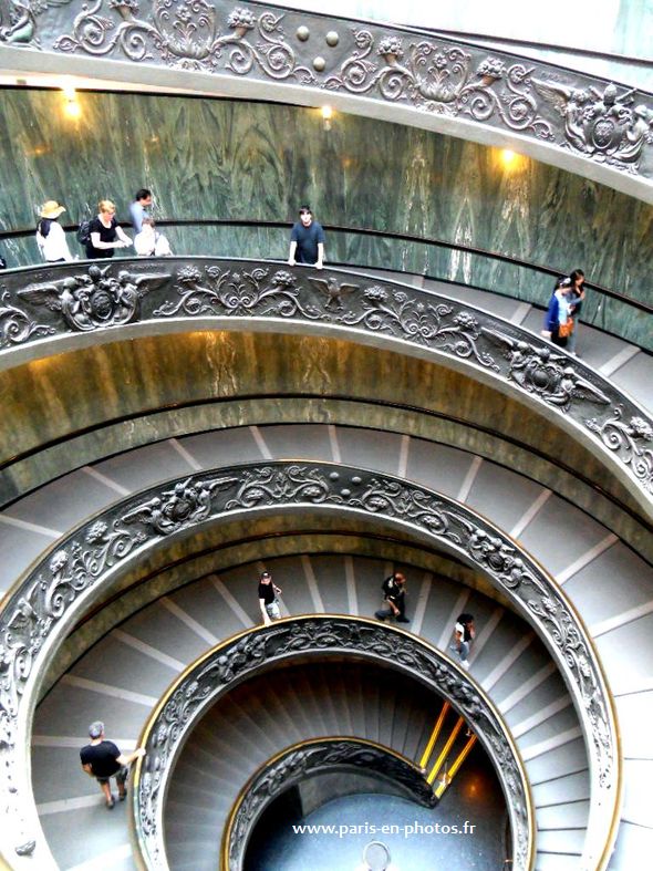 escalier sortie musée du vatican