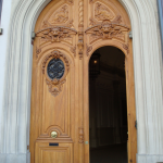 Une porte en bois clair au 8 place de l'Opéra