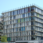 Un bâtiment moderne rue Primo Levi