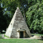 La pyramide du Parc Monceau