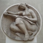 Une sculpture de femme liseuse, 21 rue de Passy