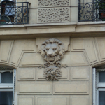 Le lion sculpté au 8 rue Alfred Vigny