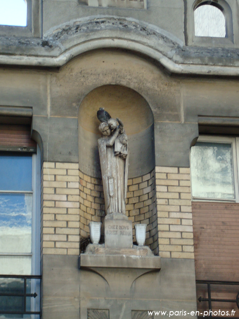 Statuette sur la façade de l'église Saint-Dominique