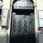 La porte du Théâtre Gymnase Marie Bell