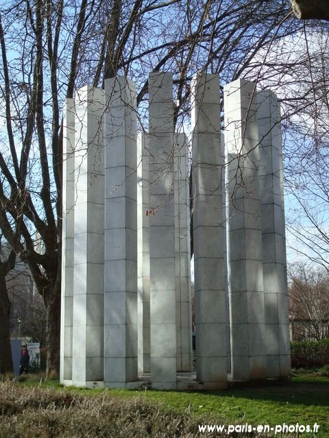 sculpture à colonnes parc de bercy