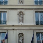 Les statuettes du 105 avenue d'Ivry
