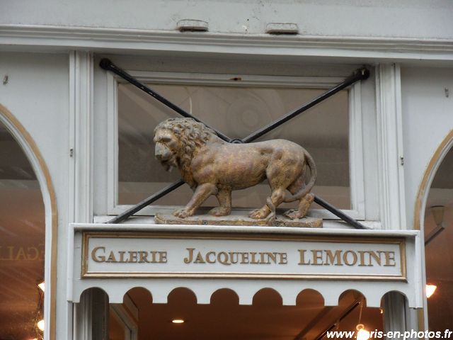 sculpture de lion 32 rue saint-louis