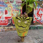 Le pot de fleurs vert de la rue Denoyez