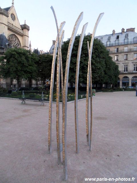 Hautes herbes, par Béatrice Guichard, place du Louvre