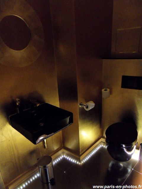 Toilettes dorées de James Bond, Seven Hotel